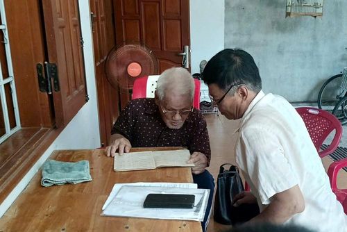 Ở tuổi 96, ông Thạnh vẫn cố gắng cung cấp từng chi tiết còn nhớ về những đồng đội đã nằm lại giữa núi rừng Quảng Ngãi
