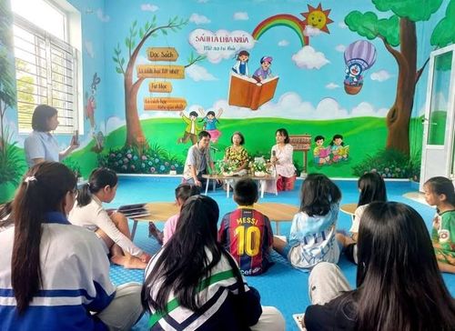 Các em học sinh hào hứng giao lưu cùng các nhà văn, nhà thơ tại buổi tọa đàm