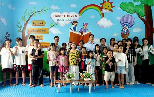 Các đại biểu cùng các em học sinh chụp ảnh lưu niệm tại buổi tọa đàm