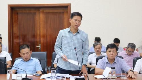 Ông Tô Nam Toàn, Trưởng phòng Khoa học công nghệ, Môi trường và Hợp tác quốc tế, báo cáo tiến độ triển khai Kế hoạch hành động 100 ngày xử lý các điểm nghẽn về chuyển đổi số tại Cục Đường bộ Việt Nam. (Ảnh: Cục Đường bộ Việt Nam)