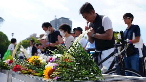 Người dân đặt hoa tưởng niệm các nạn nhân tại Hiroshima, Nhật Bản. (Ảnh: TÂN HOA XÃ)