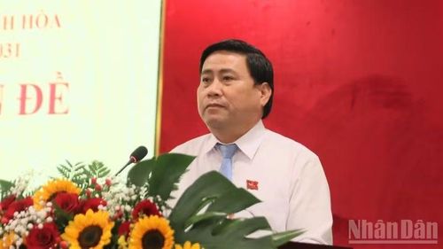 Đồng chí Lâm Đông, Chủ tịch Hội đồng nhân dân tỉnh phát biểu tại kỳ họp.