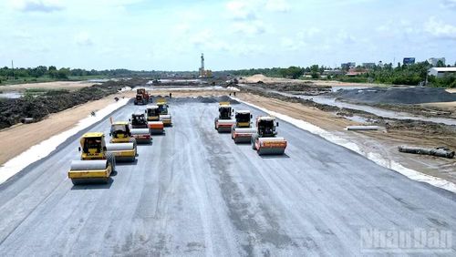 Thi công lu lèn bề mặt đường cất hạ cánh bằng hệ thống máy chuyên dụng. (Ảnh: HỮU TÙNG)