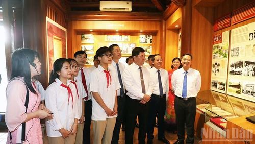 Các đại biểu tham quan trưng bày tư liệu, hiện vật tại Khu lưu niệm.