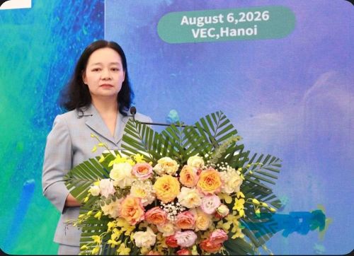 Bà Nguyễn Thị Lâm Giang, Cục trưởng Đổi mới sáng tạo, Chuyển đổi xanh và Khuyến công (Bộ Công thương) trình bày tham luận tại diễn đàn "Sản xuất thông minh và công nghiệp hỗ trợ 2026". (Ảnh: MAI HUYÊN)