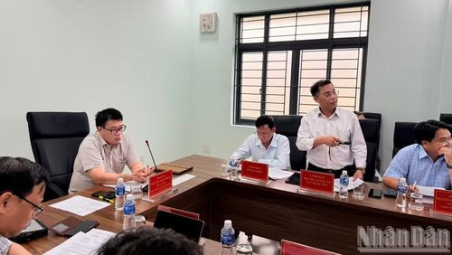 Ông Nguyễn Ngọc Phúc, Phó Chủ tịch Ủy ban nhân dân tỉnh Lâm Đồng nghe báo cáo. (Ảnh: Thanh Hải)