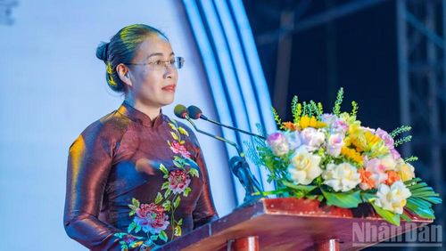 Phó Chủ tịch Ủy ban nhân dân thành phố Đà Nẵng Nguyễn Thị Anh Thi phát biểu tại lễ khai mạc lễ hội.