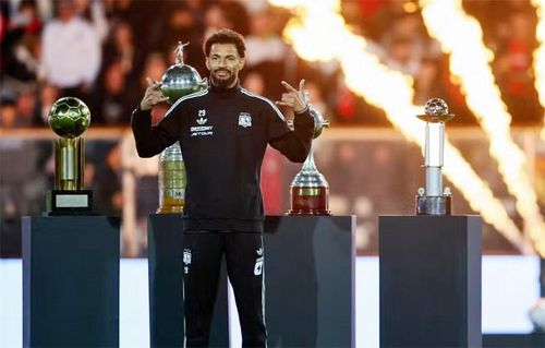 Thủ thành Vozinha ra mắt hoành tráng tại Colo-Colo. Ảnh: O GLOBO