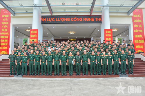  Đại biểu, cán bộ, nhân viên tham gia tập huấn chụp ảnh lưu niệm.