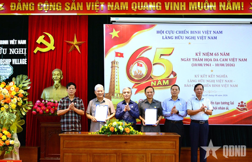 Lễ ký kết kết nghĩa giữa Báo CCB Việt Nam và Làng Hữu nghị Việt Nam. 