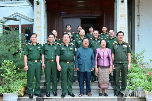  Đại tướng Nguyễn Trọng Nghĩa cùng đoàn cán bộ chính trị cấp cao QĐND Việt Nam thăm Đại tướng Chansamone Chanyalath.
