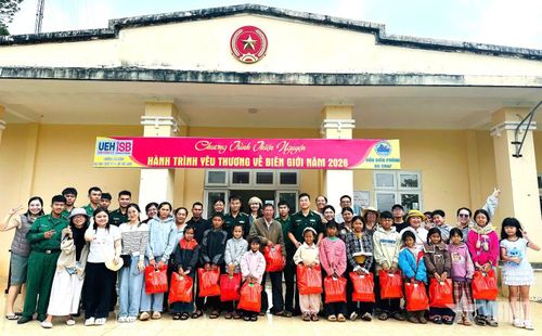 Đại diện các đơn vị trao quà tặng các em học sinh trên địa bàn xã Quảng Trực.