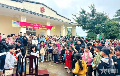Ban tổ chức chương trình giao lưu, tổ chức hoạt động vui chơi cho các em học sinh.