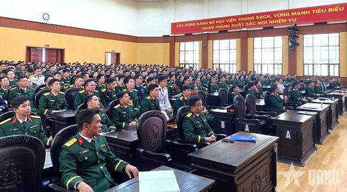 Các đại biểu dự lễ phát động thi đua. 