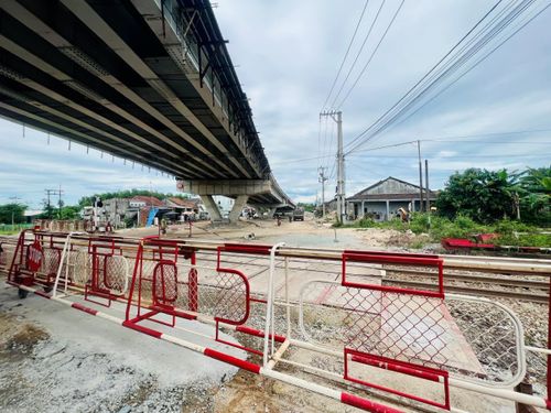 Đường gom không thông suốt khiến người dân phải rẽ vào đoạn đường dùng chung cho nhiều phương tiện.