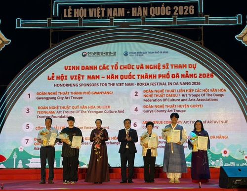 Phó Chủ tịch UBND TP Đà Nẵng và Tổng Lãnh sự Hàn Quốc tại Đà Nẵng Han Jung Il trao tặng hoa và thư cảm ơn cho các đoàn nghệ thuật tham dự Lễ hội. Ảnh: P.T