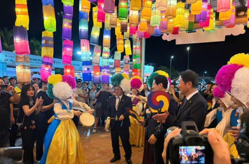 Các đại biểu tham gia giao lưu tại lễ hội. Ảnh: P.T
