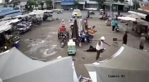 Người đàn ông có biểu hiện rất hung hãn, liên tiếp tấn công nạn nhân