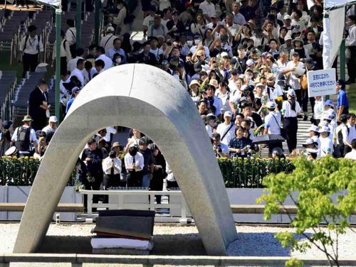 Người dân tham dự lễ tưởng niệm 81 năm thảm họa ném bom nguyên tử xuống thành phố Hiroshima. ẢNH: YOMIURI SHIMBUN