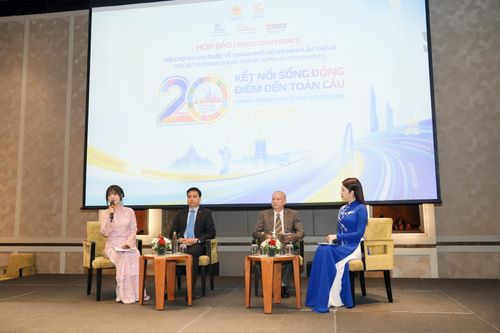Bà Nguyễn Cẩm Tú, Giám đốc Trung tâm Xúc tiến Du lịch TPHCM chia sẻ thông tin tại buổi họp báo