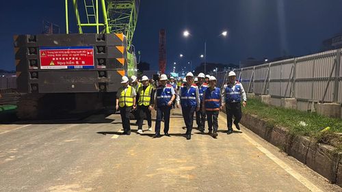  Phó Chủ tịch UBND TPHCM Hoàng Nguyên Dinh kiểm tra tiến độ thi công ga Phạm Văn Bạch (ST10). Ảnh: QUỐC HÙNG 