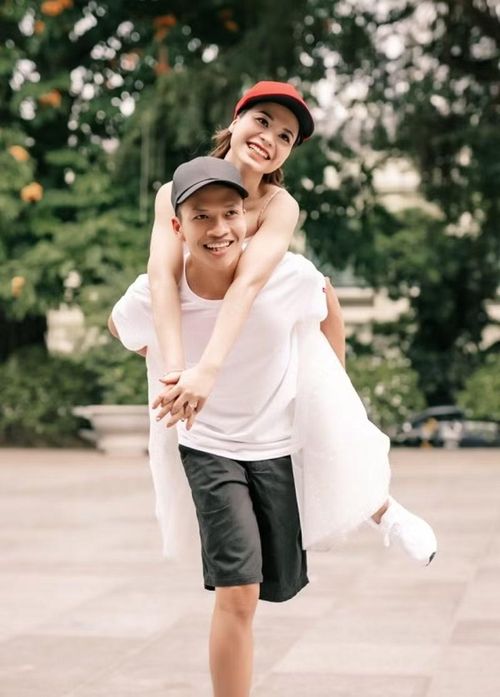 Anh Đoàn Ngọc Bảo và chị Nguyễn Thị Lệ Thu nên duyên sau khi quen biết qua Facebook, cùng chung niềm yêu thích thể thao và tinh thần sống tích cực. Ảnh: Đại Đoàn Kết.