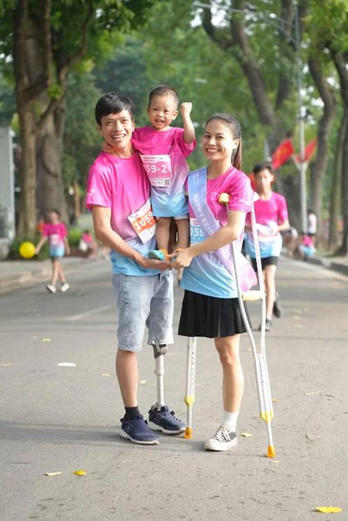 Vợ chồng anh Bảo và chị Thu luôn đồng hành trong cuộc sống, nuôi dạy hai con. Ảnh: Thương Trường.