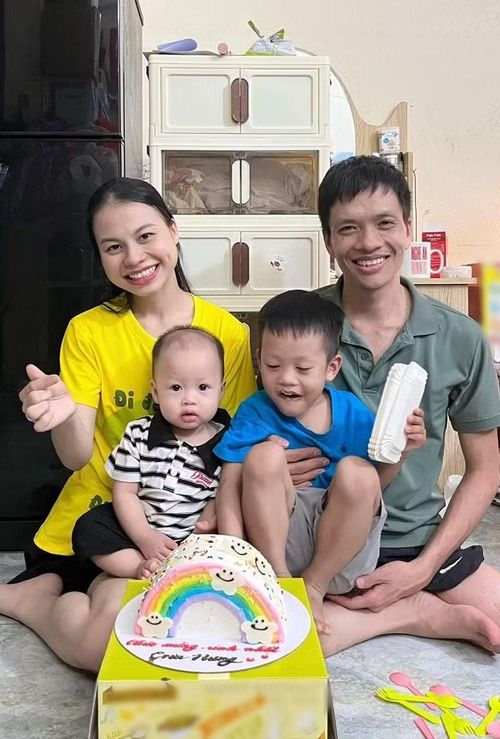Gia đình bốn người của anh Đoàn Ngọc Bảo và chị Nguyễn Thị Lệ Thu hiện sống trong căn phòng trọ nhỏ tại Hà Nội, cùng vun đắp tổ ấm từ những điều giản dị. Ảnh: Tiền Phong.