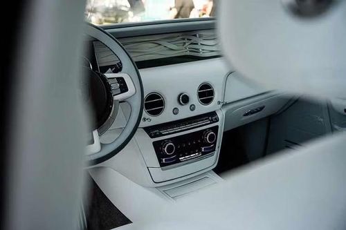 Bên dưới lớp vỏ mang tính sưu tầm, mẫu xe vẫn giữ cấu hình vận hành quen thuộc của dòng Phantom. Xe được trang bị máy 6.75L V12 tăng áp kép, tạo ra công suất khoảng 571 mã lực và mô-men xoắn tối đa 900 Nm. Sức mạnh được truyền qua hộp số tự động tám cấp.