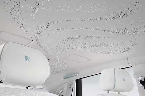Dưới nắp ca-pô, mẫu xe siêu sang Rolls-Royce Phantom Scintilla vẫn sử dụng động cơ V12 tăng áp kép dung tích 6,75 lít, sản sinh khoảng 571 mã lực và mô-men xoắn cực đại 900 Nm, kết hợp hộp số tự động 8 cấp.