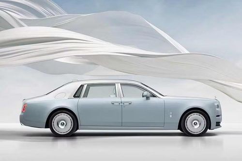 Đáng chú ý hơn, chiếc xe trong ảnh không phải một phiên bản Rolls-Royce Phantom thông thường mà có nhiều đặc điểm trùng khớp với một sản phẩm cực hiếm của hãng xe Anh quốc. Từ lớp sơn ngoại thất, thiết kế cho đến nền của bức ảnh, mẫu xe được Mai Phương Thúy đăng tải có nhiều đặc điểm tương đồng với Rolls-Royce Phantom Scintilla Private Collection.