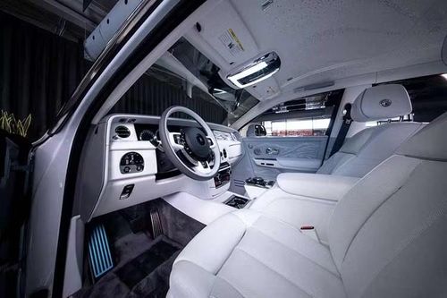 Bên trong xe là một không gian được hoàn thiện với mức độ tinh xảo hiếm thấy, thuộc nhóm những khoang cabin công phu nhất trong lịch sử Rolls-Royce. Để tạo nên khoang nội thất này, đội ngũ chế tác đã phối hợp vải dệt chéo twill với da tuyển chọn, đồng thời phát triển các đường trang trí sang trọng. Khu vực hàng ghế và các tấm ốp cửa phía sau được phủ tổng cộng 869.500 mũi thêu.