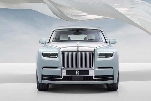 Trước đó, Hoa hậu Mai Phương Thúy từng khiến nhiều người chú ý khi mua một chiếc Mercedes-Benz S 450 Luxury có giá hơn 5,5 tỷ đồng làm quà cho em gái của mình là Mai Ngọc Phượng hồi năm 2025.