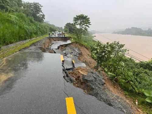 Khoảng 5h ngày 7/8, tại Km59, Tỉnh lộ 161, đoạn qua xã Bảo Hà, mưa lũ đã làm sạt taluy âm toàn bộ mặt đường gây chia cắt giao thông từ xã Bảo Hà đi xã Lâm Giang. (Ảnh: CA Lào Cai).