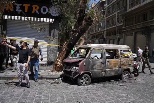 Chiếc xe bị hư hại sau hai vụ nổ làm rung chuyển khu vực ở Damascus, Syria, hồi tháng 7/2026. Ảnh: AP/Omar Albam.
