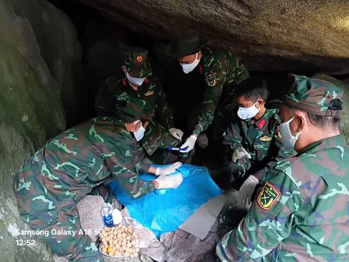 Cán bộ, chiến sĩ Đội K51 cẩn trọng thu thập từng phần hài cốt và di vật tại hiện trường. (Ảnh: Thế Hùng)
