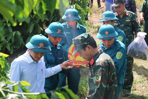 Đưa hài cốt liệt sĩ về Nghĩa trang Liệt sĩ Krông Bông. (Ảnh: Thế Hùng)