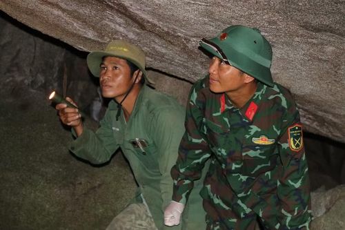 Ông Trương Công Bá dẫn đường, hỗ trợ Đội K51 tìm kiếm tại khu vực hang đá núi Cư Jú. (Ảnh: Thế Hùng)