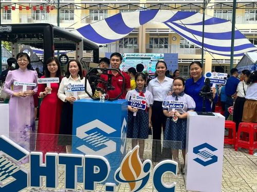 Lãnh đạo phường Cát Lái cùng người dân trải nghiệm các hoạt động chuyển đổi số tại ngày hội.
