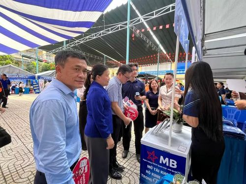 Lãnh đạo phường Cát Lái tham quan các gian hàng chuyển đổi số.