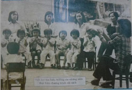 Cô và trò Trường mầm non Măng Non 7 năm 1978, nay là Trường mầm non 7A, phường Bình Thạnh, TPHCM. Ảnh tư liệu của Sở GD&ĐT TPHCM.