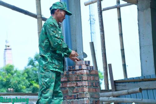 Có ngày, nhiệt độ ngoài trời gần 40 độ C, nhưng các tổ công tác của Bộ đội Biên phòng tỉnh Nghệ An vẫn duy trì lao động theo kế hoạch. Ảnh: Lê Thạch