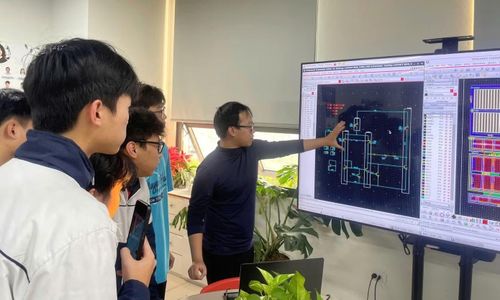 Thí sinh trải nghiệm khoa học công nghệ tại ngày hội tuyển sinh. Ảnh: Dương Triều
