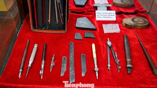 Những dụng cụ thô sơ từng được sử dụng để làm giấy tờ giả hiện được trưng bày tại Bảo tàng Biệt động Sài Gòn. (Ảnh: Nguyễn Tiến)