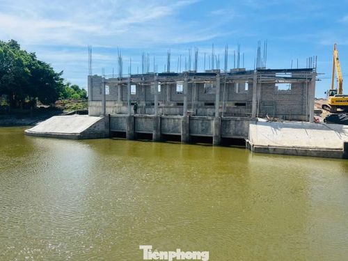 Trong khi đó, Dự án nâng cấp Trạm bơm Gia Trấn (tổng mức đầu tư 60 tỷ đồng) đang được nhà thầu gấp rút hoàn thiện những hạng mục cuối cùng để bàn giao vào tháng 10/2026. Công trình có nhiệm vụ tiêu úng cho Khu công nghiệp Gián Khẩu và điều tiết nước phục vụ sản xuất nông nghiệp.