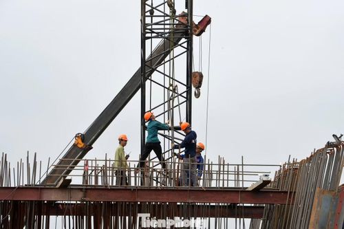 Công nhân làm việc trên thân trụ cầu. Các nhà thầu đặt mục tiêu hoàn thành và thông xe kỹ thuật công trình vào tháng 7/2027 theo kế hoạch.
