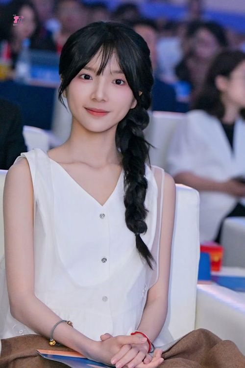 Theo Sina, đạo diễn Lam Hồng Xuân sau khi xem qua hàng nghìn hồ sơ sinh viên đã lập tức bị thu hút bởi vẻ “non nớt" của Lý Tư Đồng và gửi lời mời thử vai đến cô.