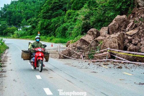 Người tham gia giao thông trên các tuyến đường qua khu vực đồi núi cần giảm tốc độ, chú ý quan sát. Không dừng, đỗ tại khu vực taluy cao, nơi có dấu hiệu sạt trượt và chấp hành biển cảnh báo, hướng dẫn của lực lượng làm nhiệm vụ.