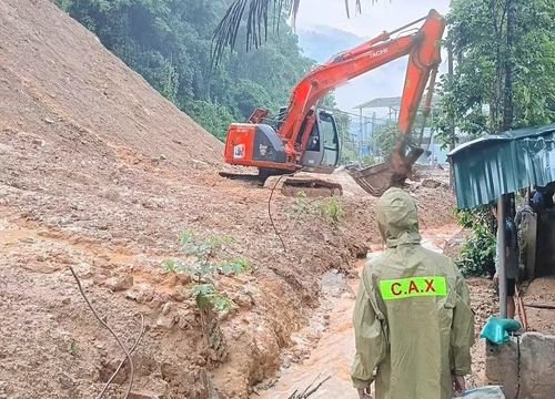 Một số vị trí trên quốc lộ 217 bị sạt lở đất, đá, gây cản trở giao thông.