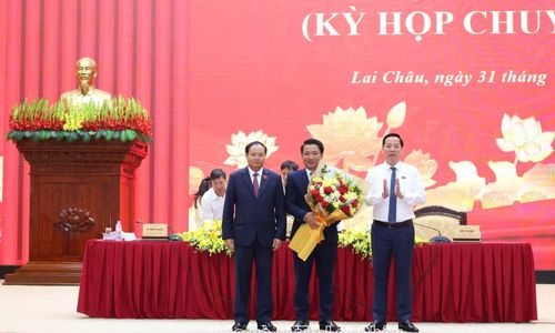  Phó Chủ tịch HĐND tỉnh Lý Công Hậu nhận hoa chúc mừng. (Ảnh: Báo Lai Châu) 